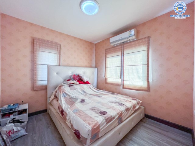 บ้านเดี่ยวมือสองย่านกรุงเทพฯ ม.เพอร์เฟคเพลส รัตนาธิเบศร์2 เนื้อที่กว้างขวางเกือบ 55 ตร.ว.  ฟังก์ชัน 3 ห้องนอน 3 ห้องน้ำ ที่จอดรถ 2 คัน บนทำเลแห่งการเดินทาง ใกล้รถไฟฟ้าสายสีม่วง "สถานีไทรม้า" และทางด่วน "งามวงศ์วาน"